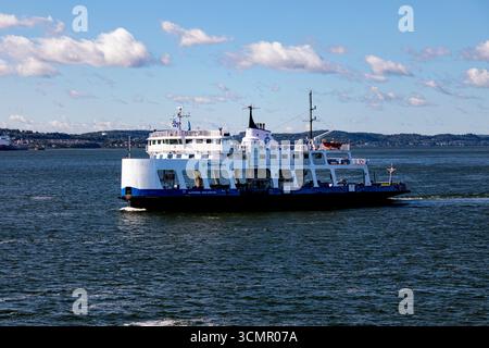 Ferry crossing the Saint Lawrence River between Quebec City and Levis  Canada. Banque D'Images