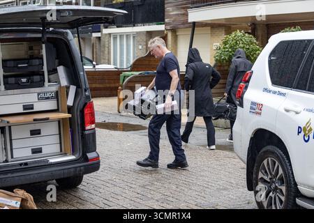 ALKMAAR - police dans une maison à Alkmaar où trois personnes ont été retrouvées mortes. La police dit qu'elle envisage actuellement tous les scénarios possibles. ANP MICHEL VAN BERGEN pays-bas Out - belgique Out Banque D'Images