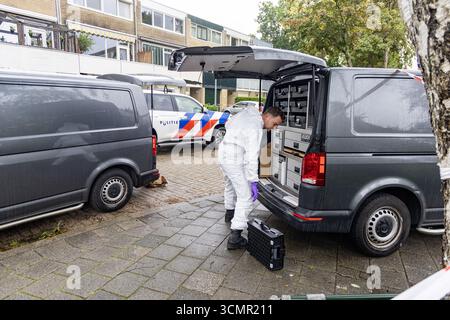 ALKMAAR - police dans une maison à Alkmaar où trois personnes ont été retrouvées mortes. La police dit qu'elle envisage actuellement tous les scénarios possibles. ANP MICHEL VAN BERGEN pays-bas Out - belgique Out Banque D'Images