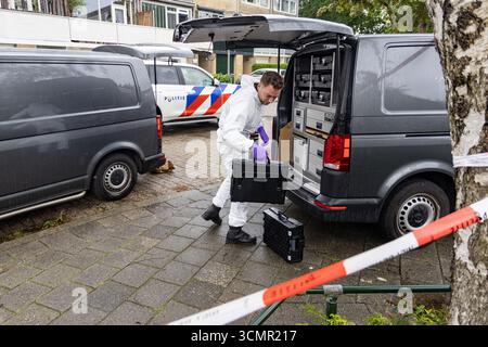ALKMAAR - police dans une maison à Alkmaar où trois personnes ont été retrouvées mortes. La police dit qu'elle envisage actuellement tous les scénarios possibles. ANP MICHEL VAN BERGEN pays-bas Out - belgique Out Banque D'Images