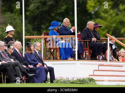 (3e de gauche à droite) le secrétaire à la Défense John Healy, le premier ministre Sir Keir Starmer, Lady Victoria Starmer, (de gauche à droite, sur le quai) la reine Camilla, le roi Charles III, le président américain Donald Trump et la première dame Melania Trump lors d'une cérémonie militaire de retraite battue au château de Windsor, Berkshire, le premier jour de la deuxième visite d'État du président au Royaume-Uni. Date de la photo : mercredi 17 septembre 2025. Banque D'Images