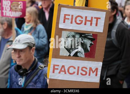 Londres, Royaume-Uni. 17 septembre 2025. Des milliers de manifestants anti-Trump défilent dans les rues de Londres pour protester contre la visite d'État de Donald Trump au Royaume-Uni le mercredi 17 septembre 2025. Trump et son épouse Melania effectuent une visite d’État sans précédent de deux jours au Royaume-Uni, où il rencontrera le roi Charles III et des membres de la famille royale ainsi que le premier ministre britannique pour des discussions commerciales. Photo de Hugo Philpott/UPI crédit : UPI/Alamy Live News Banque D'Images