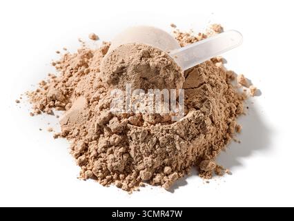 tas de poudre de protéines végétaliennes aromatisées au chocolat et cuillère de mesure isolée sur fond blanc Banque D'Images