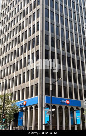 Montréal, Canada - 2 août 2025 : façade du bâtiment BMO de la Banque de Montréal au centre-ville Banque D'Images