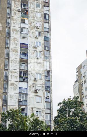 Façade en béton en décomposition : immeuble d'appartements de l'ère socialiste à New Belgrade. Extérieur avec climatiseurs et balcons. Logement brutaliste Banque D'Images