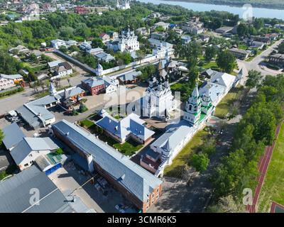 Une vue aérienne à angle élevé du monastère des femmes de la Sainte Trinité et du monastère de l'Annonciation, avec la rivière Oka visible en arrière-plan. Banque D'Images