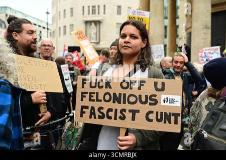 Londres, Royaume-Uni. 17 septembre 2025. Des manifestations de la Coalition Stop Trump ont eu lieu à Londres. La visite d'État de Donald Rump n'a pas été bien accueillie, tandis que le roi Charles III a accueilli la visite de Trump au château de Windsor, Assemblée à Portland Street marche vers Parliament Square, en Angleterre. (Photo de 李世惠/Voir Li/Picture Capital) crédit : Voir Li/Picture Capital/Alamy Live News Banque D'Images