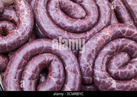 Grande pile de saucisses de sang maison traditionnelles et pudding noir, vue de dessus, gros plan Banque D'Images
