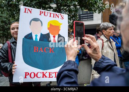 Londres, Royaume-Uni. 17 septembre 2025. Les gens assistent à une manifestation Trump Not Welcome marchant de Portland place à un rassemblement sur Parliament Square lors d’un événement organisé par la Coalition Stop Trump. Donald Trump, président des États-Unis, et son épouse sont arrivés au Royaume-Uni pour une deuxième visite d’État sans précédent qui a lieu au château de Windsor. Des entretiens officiels ont lieu à Chequers avec Keir Starmer, premier ministre, le lendemain. Credit : Stephen Chung / Alamy Live News Banque D'Images