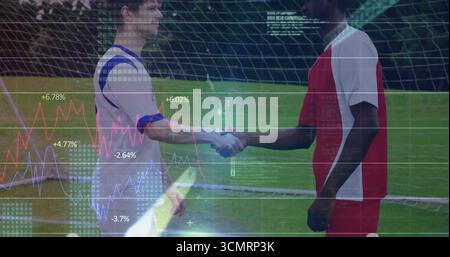 Serrant la main de joueurs de football masculins en maillots de sport sur le terrain, avec des graphiques de données nets et superposés Banque D'Images