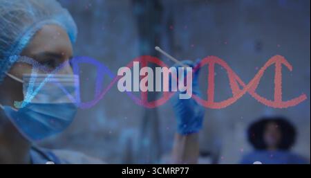 Tenant l'écouvillon, infirmière en gommage, masque, examinant l'hélice d'ADN sur le patient dans la salle de test, espace de copie Banque D'Images