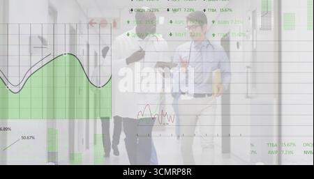 Équipe médicale ambulante discutant des données dans le couloir de l'hôpital, avec tablette, stéthoscope, graphiques numériques Banque D'Images