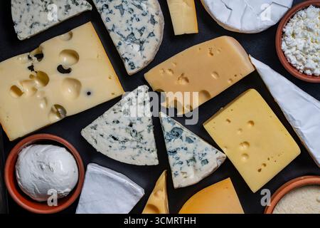 Ensemble de différents fromages sur fond de table, gros plan, vue de dessus. Différents types de fromage Banque D'Images