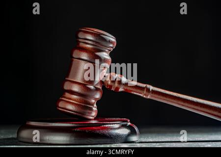 Marteau de juge en bois et table d'harmonie sur le fond noir, gros plan Banque D'Images