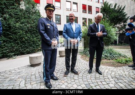 Munich, Bavière, Allemagne. 17 septembre 2025. Aux côtés du Dr Konrad Schober, le ministre bavarois de l’intérieur Joachim Herrmann a visité le nouvel ANKERzentrum près de Heimeranplatz à Munich, qui effectuera des tâches telles que l’enregistrement et l’admission, les examens médicaux et la distribution dans tout le pays. (Crédit image : © Sachelle Babbar/ZUMA Press Wire) USAGE ÉDITORIAL SEULEMENT ! Non destiné à UN USAGE commercial ! Banque D'Images