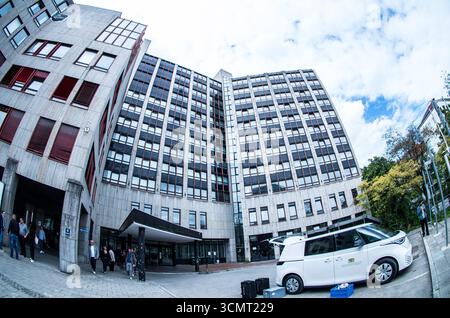 Munich, Bavière, Allemagne. 17 septembre 2025. Aux côtés du Dr Konrad Schober, le ministre bavarois de l’intérieur Joachim Herrmann a visité le nouvel ANKERzentrum près de Heimeranplatz à Munich, qui effectuera des tâches telles que l’enregistrement et l’admission, les examens médicaux et la distribution dans tout le pays. (Crédit image : © Sachelle Babbar/ZUMA Press Wire) USAGE ÉDITORIAL SEULEMENT ! Non destiné à UN USAGE commercial ! Banque D'Images