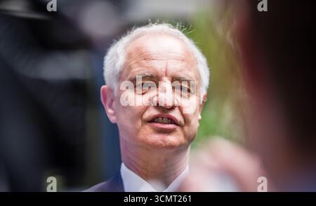 Munich, Bavière, Allemagne. 17 septembre 2025. Aux côtés du Dr Konrad Schober, le ministre bavarois de l’intérieur Joachim Herrmann a visité le nouvel ANKERzentrum près de Heimeranplatz à Munich, qui effectuera des tâches telles que l’enregistrement et l’admission, les examens médicaux et la distribution dans tout le pays. (Crédit image : © Sachelle Babbar/ZUMA Press Wire) USAGE ÉDITORIAL SEULEMENT ! Non destiné à UN USAGE commercial ! Banque D'Images