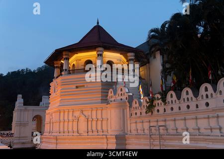 Sri Lanka - Kandy - Temple de la dent - vue nocturne de la tour illuminée Banque D'Images