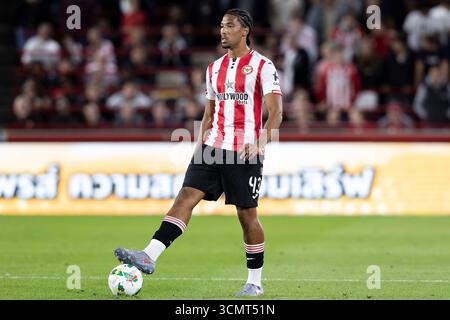 Londres, Royaume-Uni. 17 septembre 2025. Londres, Royaume-Uni. 17 septembre 2025. 16 septembre 2025 ; Gtech Community Stadium, Brentford, Londres, Angleterre; Carabao Cup Football, Brentford versus Aston Villa ; Benjamin Arthur de Brentford crédit : action plus Sports images/Alamy Live News crédit : action plus Sports images/Alamy Live News Banque D'Images
