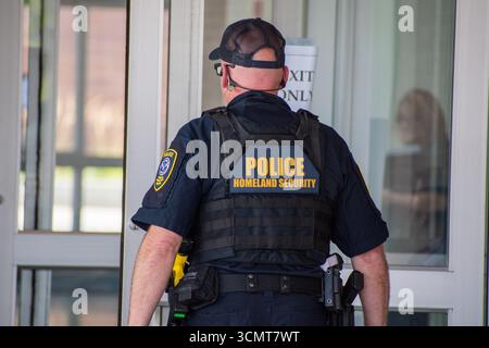 Provo, Utah, États-Unis. 15 septembre 2025. Un agent de la sécurité intérieure entre au centre de congrès de l'Utah Valley à Provo, Utah, le 15 septembre 2025, lors de la DHS Career Expo. (Crédit image : © Charles-McClintock Wilson/ZUMA Press Wire) USAGE ÉDITORIAL SEULEMENT ! Non destiné à UN USAGE commercial ! Banque D'Images