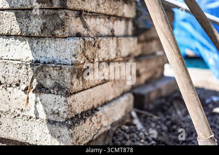Pile de vieux blocs de pierre de béton à utiliser dans la construction de chaussée, gros plan Banque D'Images