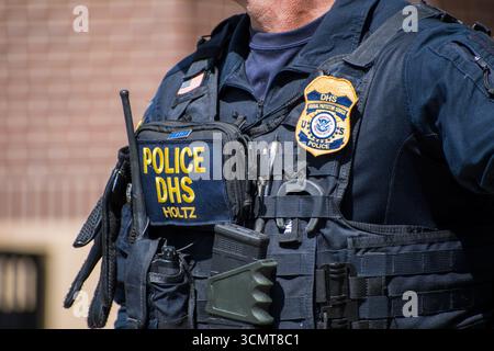 Provo, Utah, États-Unis. 15 septembre 2025. Un agent de la sécurité intérieure se tient devant le centre de congrès de l'Utah Valley à Provo, Utah, le 16 septembre 2025, pendant la DHS Career Expo. (Crédit image : © Charles-McClintock Wilson/ZUMA Press Wire) USAGE ÉDITORIAL SEULEMENT ! Non destiné à UN USAGE commercial ! Banque D'Images