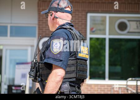 Provo, Utah, États-Unis. 15 septembre 2025. Un officier de la sécurité intérieure se tient près de l'entrée du Centre de congrès de l'Utah Valley à Provo, Utah, le 15 septembre 2025, pendant la DHS Career Expo. (Crédit image : © Charles-McClintock Wilson/ZUMA Press Wire) USAGE ÉDITORIAL SEULEMENT ! Non destiné à UN USAGE commercial ! Banque D'Images