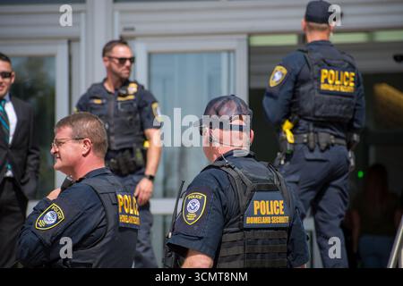 Provo, Utah, États-Unis. 15 septembre 2025. Les agents de la sécurité intérieure se tiennent devant le centre de congrès de la vallée de l'Utah à Provo, Utah, le 15 septembre 2025, lors de la DHS Career Expo. (Crédit image : © Charles-McClintock Wilson/ZUMA Press Wire) USAGE ÉDITORIAL SEULEMENT ! Non destiné à UN USAGE commercial ! Banque D'Images