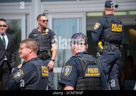Provo, Utah, États-Unis. 15 septembre 2025. Les agents de la sécurité intérieure se tiennent devant le centre de congrès de la vallée de l'Utah à Provo, Utah, le 15 septembre 2025, lors de la DHS Career Expo. (Crédit image : © Charles-McClintock Wilson/ZUMA Press Wire) USAGE ÉDITORIAL SEULEMENT ! Non destiné à UN USAGE commercial ! Banque D'Images