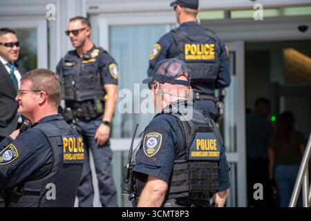 Provo, Utah, États-Unis. 15 septembre 2025. Les agents de la sécurité intérieure se tiennent devant le centre de congrès de la vallée de l'Utah à Provo, Utah, le 15 septembre 2025, lors de la DHS Career Expo. (Crédit image : © Charles-McClintock Wilson/ZUMA Press Wire) USAGE ÉDITORIAL SEULEMENT ! Non destiné à UN USAGE commercial ! Banque D'Images