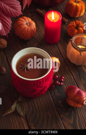 Scène automnale confortable avec vin chaud, bougies, citrouilles et décoration saisonnière Banque D'Images