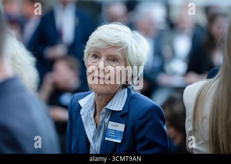 Neujahrsempfang, 75. Jubiläum des Zentralrats der Juden Neujahrsempfang, 75. Jubiläum des Zentralrats der Juden in Deutschland, Jüdisches Museum Berlin, Rosch-Haschana-Empfang, Friede Springer, Verlegerin Berlin Berlin GER *** réception du nouvel an, 75e anniversaire du Conseil central des Juifs réception du nouvel an, 75e anniversaire du Conseil central des Juifs en Allemagne, Musée juif Berlin, réception Rosh Hashanah, Friede Springer, Publisher Berlin GER Banque D'Images