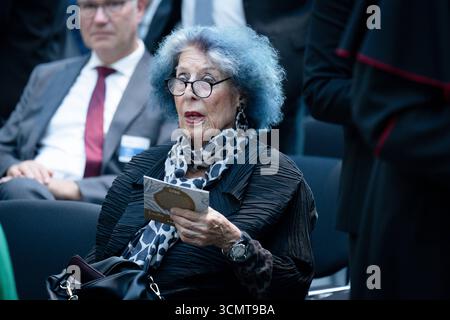 Neujahrsempfang, 75. Jubiläum des Zentralrats der Juden Neujahrsempfang, 75. Jubiläum des Zentralrats der Juden in Deutschland, Jüdisches Museum Berlin, Rosch-Haschana-Empfang, Lea Rosh, Fernsehjournalistin Berlin GER *** réception du nouvel an, 75e anniversaire du Conseil central des Juifs réception du nouvel an, 75e anniversaire du Conseil central des Juifs en Allemagne, Musée juif Berlin, réception Rosh Hashanah, Lea Rosh, journaliste TV Berlin GER Banque D'Images