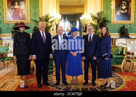 WINDSOR, ANGLETERRE, Royaume-Uni - 17 septembre 2025 - le premier ministre britannique Sir Keir Starmer et son épouse Victoria (à droite) rencontrent le président américain Donald Trump et son épouse Melania (à gauche) alors qu'ils sont accueillis par le roi Charles III et la reine Camilla lors de la seconde visite d'État historique du président au château de Windsor, Angleterre, Royaume-Uni - photo : Geopix/No 10/Simon Dawson Banque D'Images