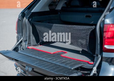 Utilitaire sport noir avec hayon ouvert. Espace de chargement de véhicule avec filets de rangement. Banque D'Images