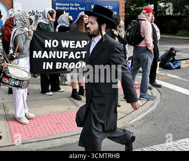 New York, États-Unis. 17 septembre 2025. Les manifestants demandent à la Brooklyn Navy Yard Development Corporation de couper les liens avec deux de ses locataires, Crye Precision et Easy Aerial, lors d'une manifestation devant le Brooklyn Navy Yard à Brooklyn, New York, le 17 septembre 2025. (Photo de Gabriele Holtermann/Sipa USA) crédit : Sipa USA/Alamy Live News Banque D'Images