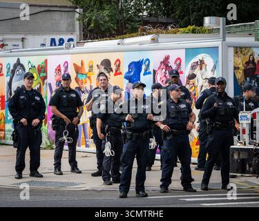 New York, États-Unis. 17 septembre 2025. Le NYPD se mobilise pour des arrestations lors d'une manifestation au Brooklyn Navy Yard à Brooklyn, New York, le 17 septembre 2025. (Photo de Gabriele Holtermann/Sipa USA) crédit : Sipa USA/Alamy Live News Banque D'Images