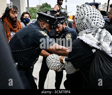 New York, États-Unis. 17 septembre 2025. Un manifestant est arrêté devant le Brooklyn Navy Yard à Brooklyn, New York, le 17 septembre 2025. Les manifestants ont exigé que la Brooklyn Navy Yard Development Corporation coupe les liens avec deux de ses locataires, Crye Precision et Easy Aerial. (Photo de Gabriele Holtermann/Sipa USA) crédit : Sipa USA/Alamy Live News Banque D'Images