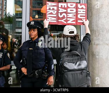 New York, États-Unis. 17 septembre 2025. Les manifestants demandent à la Brooklyn Navy Yard Development Corporation de couper les liens avec deux de ses locataires, Crye Precision et Easy Aerial, lors d'une manifestation devant le Brooklyn Navy Yard à Brooklyn, New York, le 17 septembre 2025. (Photo de Gabriele Holtermann/Sipa USA) crédit : Sipa USA/Alamy Live News Banque D'Images