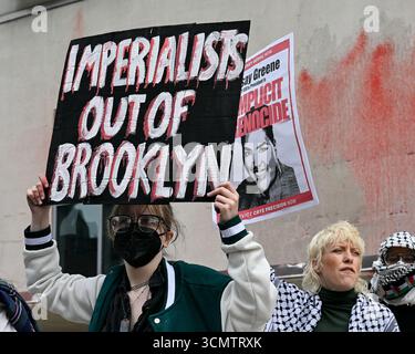 New York, États-Unis. 17 septembre 2025. Les manifestants demandent à la Brooklyn Navy Yard Development Corporation de couper les liens avec deux de ses locataires, Crye Precision et Easy Aerial, lors d'une manifestation devant le Brooklyn Navy Yard à Brooklyn, New York, le 17 septembre 2025. (Photo de Gabriele Holtermann/Sipa USA) crédit : Sipa USA/Alamy Live News Banque D'Images