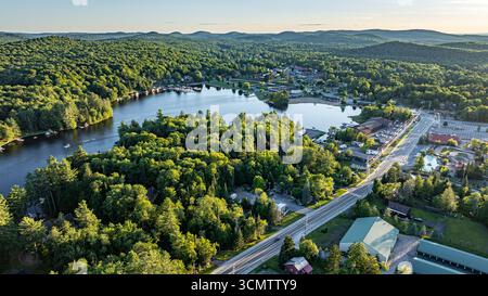 Web, New York, États-Unis - 22 juillet 2025 : image aérienne estivale de l'après-midi du hameau d'Old Forge et de Old Forge Pond. Banque D'Images