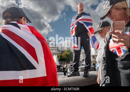 Rassemblement d'Angleterre unie, manifestation appelée par Tommy Robinson, aile droite, drapeau de l'union, drapeau de St George, Banque D'Images