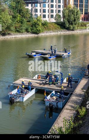 Construction d'un ponton polyvalent par le groupe de spécialistes des risques d'eau à Düsseldorf. Le ponton motorisé peut être utilisé comme ferry pour les gens o Banque D'Images