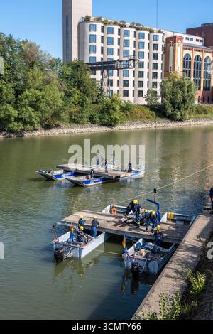 Construction d'un ponton polyvalent par le groupe de spécialistes des risques d'eau à Düsseldorf. Le ponton motorisé peut être utilisé comme ferry pour les gens o Banque D'Images