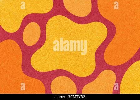 Fond jaune, rouge et orange abstrait avec des formes amorphes et des taches, texture de papier dans un design organique plat. Banque D'Images