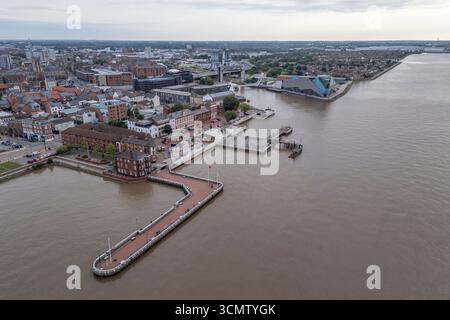Vue aérienne de Corporation Pier sur la rivière Humber à Kingston upon Hull, Royaume-Uni, regardant vers l'aquarium profond.. Banque D'Images