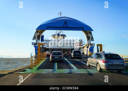 Ferry embarquant des voitures en route vers l'île de Saaremaa naviguant sur la route maritime Virtsu-Kuivastu dans la mer de Väinameri, archipel estonien occidental, Bal Banque D'Images