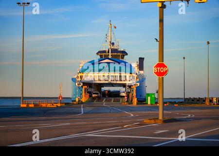 Ferry embarquant des voitures en route vers l'île de Saaremaa naviguant sur la route maritime Virtsu-Kuivastu dans la mer de Väinameri, archipel estonien occidental, Bal Banque D'Images