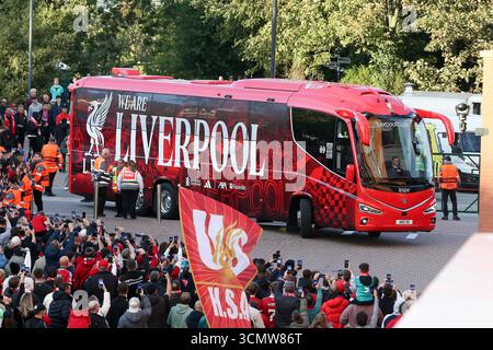 Liverpool, Royaume-Uni. 17 septembre 2025. Le bus de l'équipe de Liverpool arrive au stade. UEFA Champions League, Liverpool v Atletico Madrid au stade Anfield de Liverpool le mercredi 17 septembre 2025. Cette image ne peut être utilisée qu'à des fins éditoriales. Usage éditorial exclusif. photo par Chris Stading/Andrew Orchard photographie sportive/Alamy Live News crédit : Andrew Orchard photographie sportive/Alamy Live News Banque D'Images