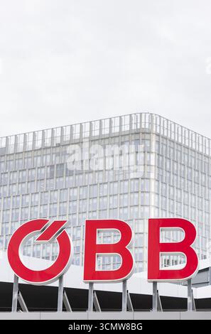IMAGE THÉMATIQUE - illustration sur les thèmes de ÖBB, TRANSPORTS PUBLICS, CHEMIN DE FER, VOYAGER EN TRAIN - dans l'image : vue d'un logo ÖBB (chemins de fer fédéraux autrichiens), prise le mardi 16 septembre 2025, à Vienne, Autriche. - 20250916 PD2500 crédit : APA-PictureDesk/Alamy Live News Banque D'Images